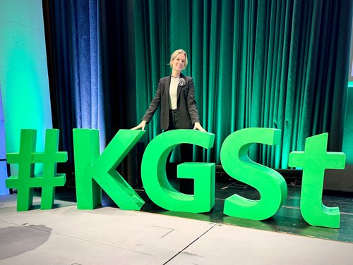 Ihre Erfahrung ist gefragt: Dr. Julia Figura wurde in den Verwaltungsrat der Kommunalen Gemeinschaftsstelle für Verwaltungsmanagement (KGSt) gewählt. Foto: Stadt Oldenburg Ihre Erfahrung ist gefragt: Dr. Julia Figura wurde in den Verwaltungsrat der Kommunalen Gemeinschaftsstelle für Verwaltungsmanagement (KGSt) gewählt. Foto: Stadt Oldenburg