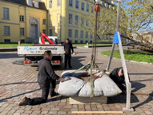 Fachkundig wurde das „Kissen“-Kunstwerk am neuen Standort auf dem Schlossplatz platziert. Foto: Stadt Oldenburg Foto: Stadt Oldenburg