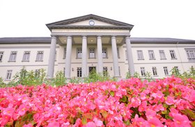 Das Kulturzentrum PFL mit Blumenbeet vorne. Foto: Jörg Hemmen.