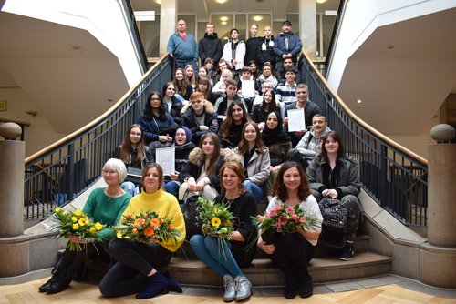 Beim Projekt-Wettbewerb „IM conTAKT MIT DEMENZ“ gewann die Oberschule Alexanderstraße den 1. Platz. Platz 2 ging an den Wahlpflichtkurs Kunst des Jahrgangs 10 an der Helene-Lange-Schule, Platz 3 an die Freizeitstätten „Offene Tür Bloherfelde“ und „Die Villa Wieselweg“. 