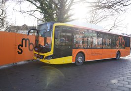 SMO-Bus vor dem Bauzaun des Stadtmuseums. Foto: Stadtmuseum Oldenburg