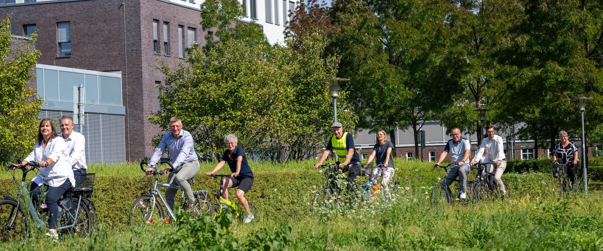 Teilnehmende der Auftaktveranstaltung bei der symbolischen Auftaktrunde zum Start von STADTRADELN in Oldenburg. Foto: Sascha Stüber