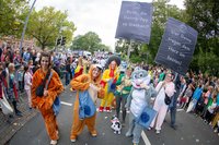 Beitrag des Tierheims Oldenburg beim Kramermarktsumzug. Foto: Turnerinnen und Turner beim Kramermarktsumzug. Foto: Sascha Stüber