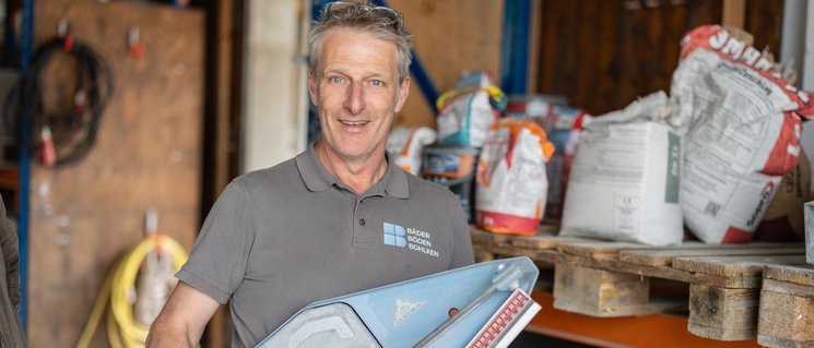 Künstliche Intelligenz (KI) verändert die Arbeitswelt grundlegend. Das Unternehmen von Fliesenlegermeister Stefan Bohlken ist eines von vier Beispielen in unserem Hauptartikel. Foto: Bonnie Bartusch