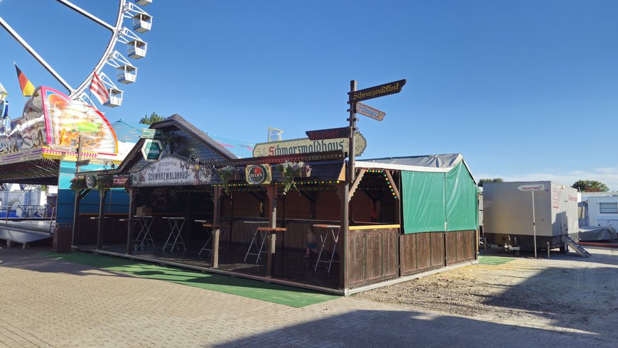 Das Schwarzwaldhaus beim Aufbau auf dem Kramermarkt am 24. September 2025. Foto: Stadt Oldenburg