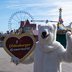 Vorschau: Eisbär Werner mit Lebkuchenherz beim Presserundgang zum Kramermarkt 2025. Foto: Sascha Stüber
