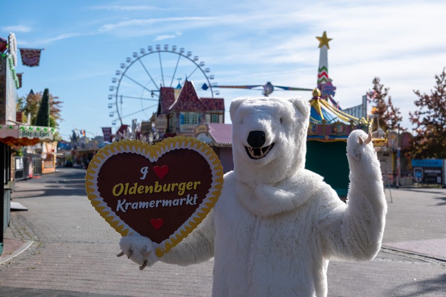 Eisbär Werner mit Lebkuchenherz beim Presserundgang zum Kramermarkt 2025. Foto: Sascha Stüber