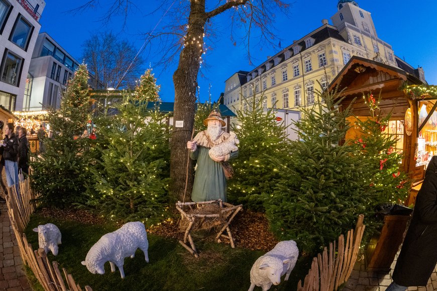 Sascha Stüber Schäferfiguren mit Schloss im Hintergrund beim Lamberti-Markt 2025. Foto: Sascha Stüber