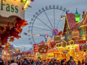 Blick über den Kramermarkt auf das Riesenrad. Foto: Sascha Stüber