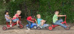 Kinder fahren mit kleinen Fahrzeugen. Foto: Stadt Oldenburg