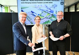 Der Vorsitzende der Gesellschafterversammlung, Bernhard Ellberg (von links), Stadtkämmerin Dr. Julia Figura und Weser-Ems-Hallen-Chef Dieter Meier stellten das Neubauprojekt vor.  Foto: Sascha Stüber