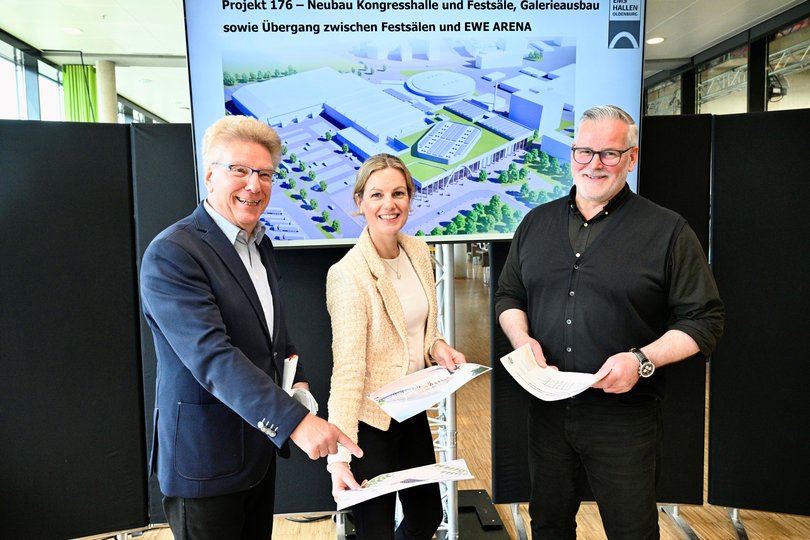 Der Vorsitzende der Gesellschafterversammlung, Bernhard Ellberg (von links), Stadtkämmerin Dr. Julia Figura und Weser-Ems-Hallen-Chef Dieter Meier stellten das Neubauprojekt vor.  Foto: Sascha Stüber