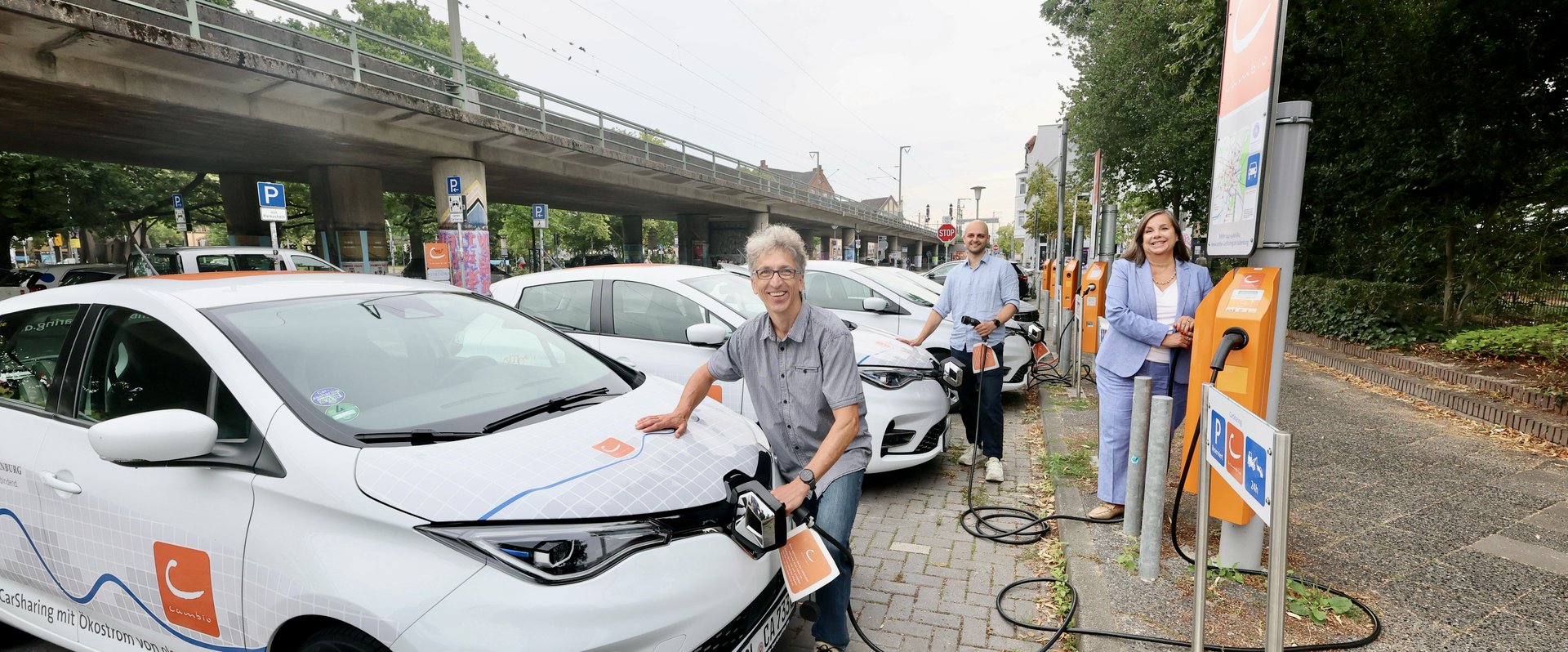Cambio-Geschäftsführer Klaus Göckler, Philipp Scherp, zuständig für E-Mobilität bei der Stadt Oldenburg, und Stadtbaurätin Christine-Petra Schacht weihten die neuen Stellplätze für E-Autos an der Carsharing-Station 91er-Straße ein. Foto: Sascha Stüber