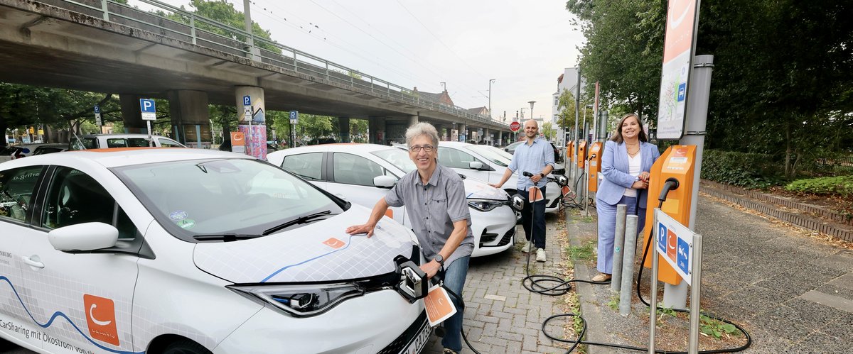 Cambio-Geschäftsführer Klaus Göckler, Philipp Scherp, zuständig für E-Mobilität bei der Stadt Oldenburg, und Stadtbaurätin Christine-Petra Schacht weihten die neuen Stellplätze für E-Autos an der Carsharing-Station 91er-Straße ein. Foto: Sascha Stüber