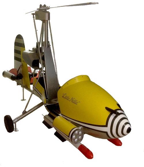 Lizenz zum Fliegen: Ein Nachbau des Ein-Mann-Hubschraubers „Little Nellie“, der im James Bond-Film „Man lebt nur zweimal“ zum Einsatz kam, ist Blickfang der Ausstellung. Foto: Dr. Siegfried Tesche