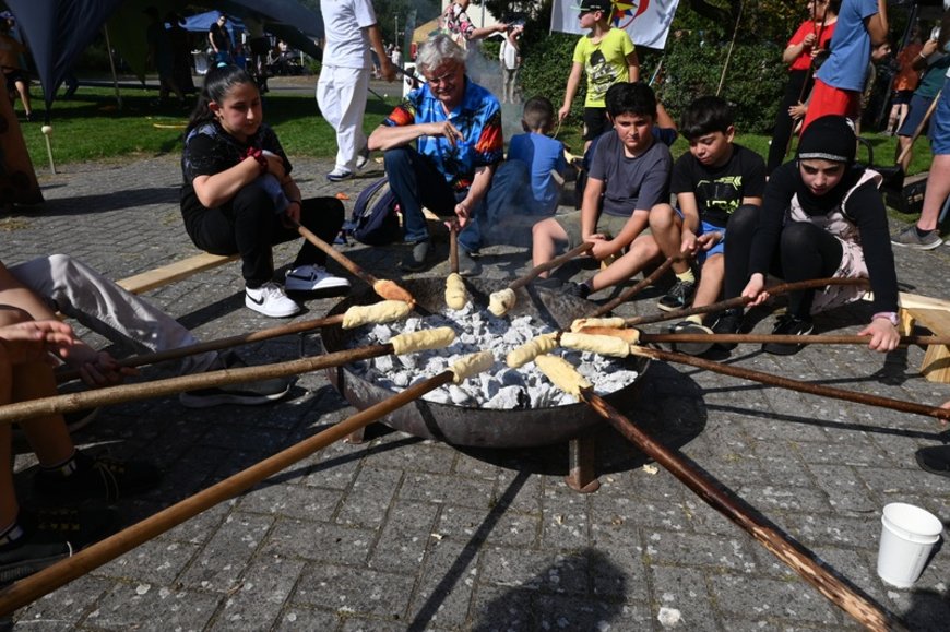 Stockbrot am Lagerfeuer, Pfadfindergruppe "Royal Ranger".Bloherfelde. Foto: Jörg Hemmen