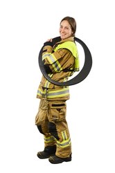 Die Feuerwehrfrau Mariella Canella mit einem „O“ um den Hals. Foto: Stadt Oldenburg