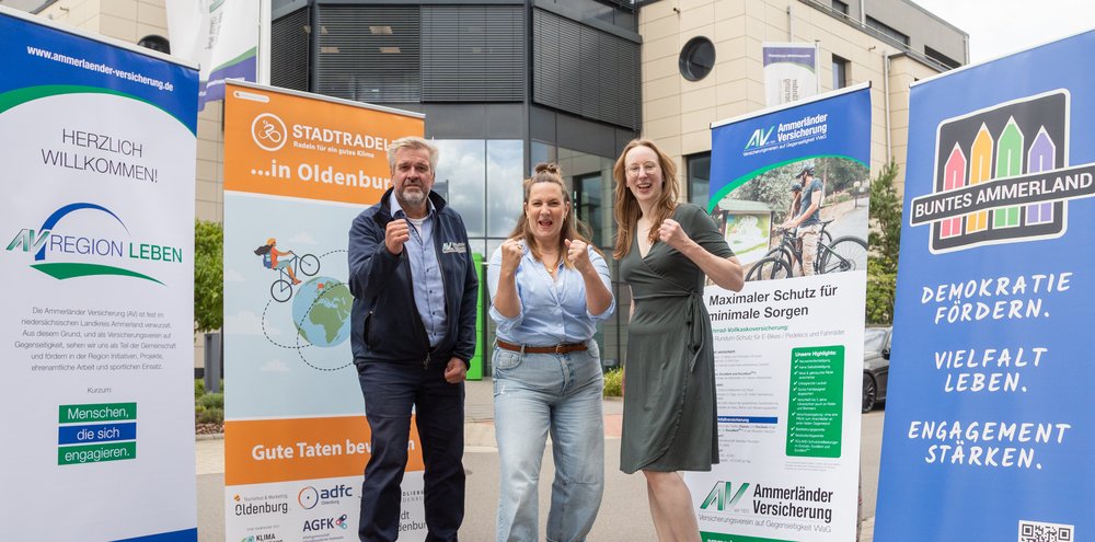 Axel Eilers, Vorstandsvorsitzender Ammerländer Versicherung, freut sich zusammen mit Christina-Mercedes Opel, Initiatorin, und Esther van Santen-Nguyen, Vorstand Buntes Ammerland, auf viele Kilometer zum Erreichen des neunten Etappenziels. Foto: Felix Wenzel