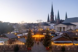 Blick über den Schloßplatz beim Lamberti-Markt 2024. Foto: Sascha Stüber