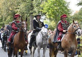 Führten den Umzug an: Graf Anton Günther und seine Knappen auf Pferden. Foto: Sascha Stüber