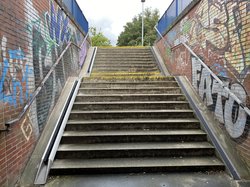 Treppe mit Schienensystem für Fahrräder, links Schiene mit Bürste und rechts Schiene mit schwarzer Beschichtung. Foto: Stadt Oldenburg