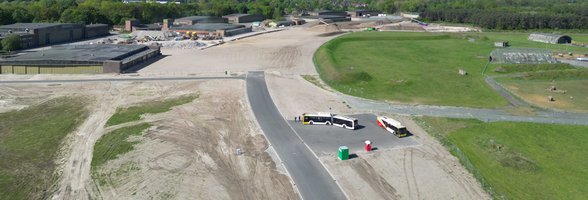 Aus der Vogelperspektive: Das Bild zeigt den Bereich, in dem der fertiggestellte erste Bauabschnitt der Entlastungsstraße endet. Die Fortführung soll den Anschluss an die Ammerländer Heerstraße ermöglichen. Foto: Stadt Oldenburg