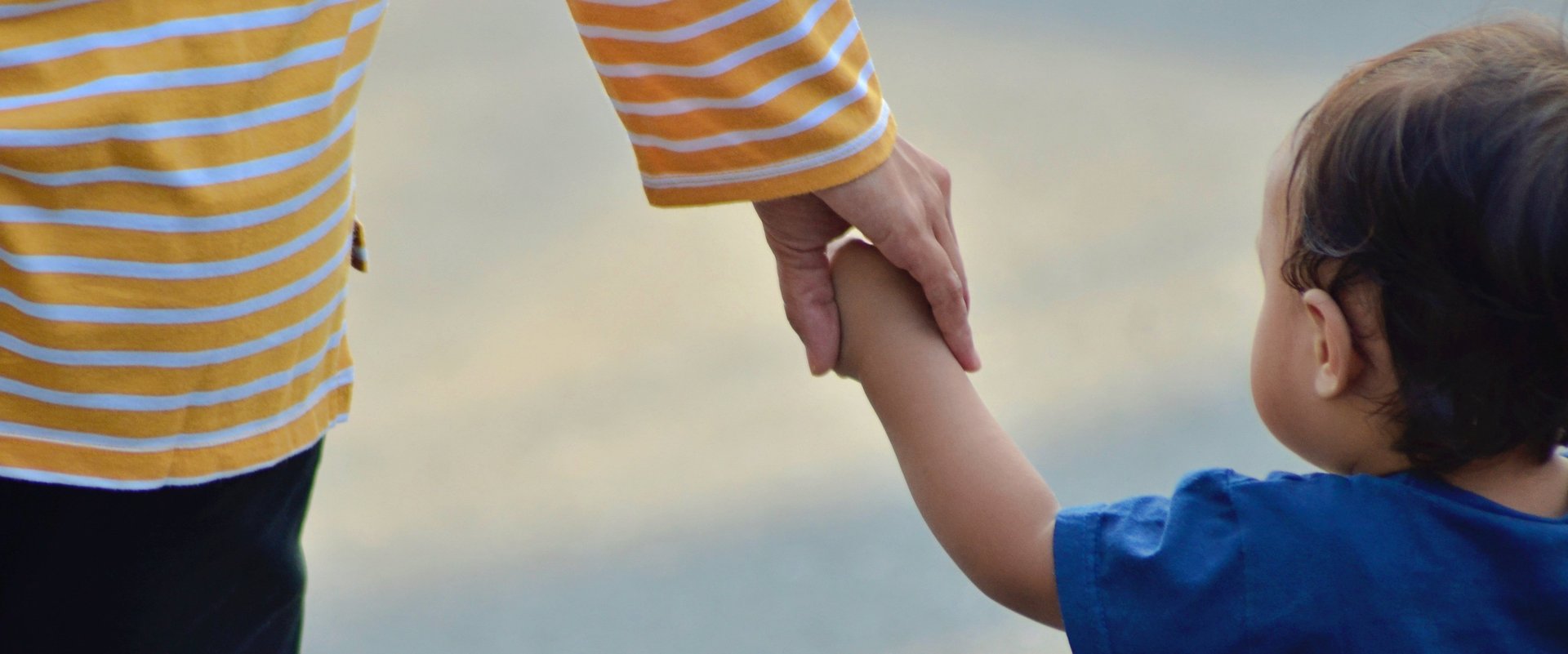 Hand halten mit einem Kind. Foto: Endho/Pixabay