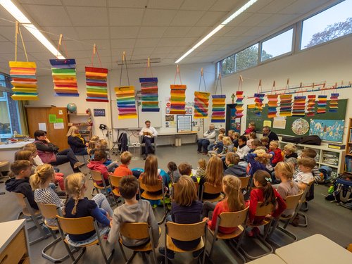 Oberbürgermeister Jürgen Krogmann liest im Rahmen des Vorlesetages 2019 an der Grundschule Eversten in den Kassen 2a und 2b. Foto: Sascha Stüber