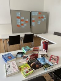 Bücher und Pinnwände mit Metaplankarten im Seminarraum. Foto: Literaturhaus Oldenburg