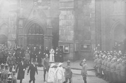 Festakt im Jahr 1915 auf dem Marktplatz zur Enthüllung des "Isern Hinnerk", einer an der Lambertikirche angebrachten Benagelungsfigur zur Sammlung von Spenden für den 1. Weltkrieg. Foto: Stadtarchiv Oldenburg