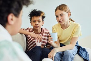 Zwei Kinder unterhalten sich mit jemanden. Foto: Vanessa Loring/Pexels