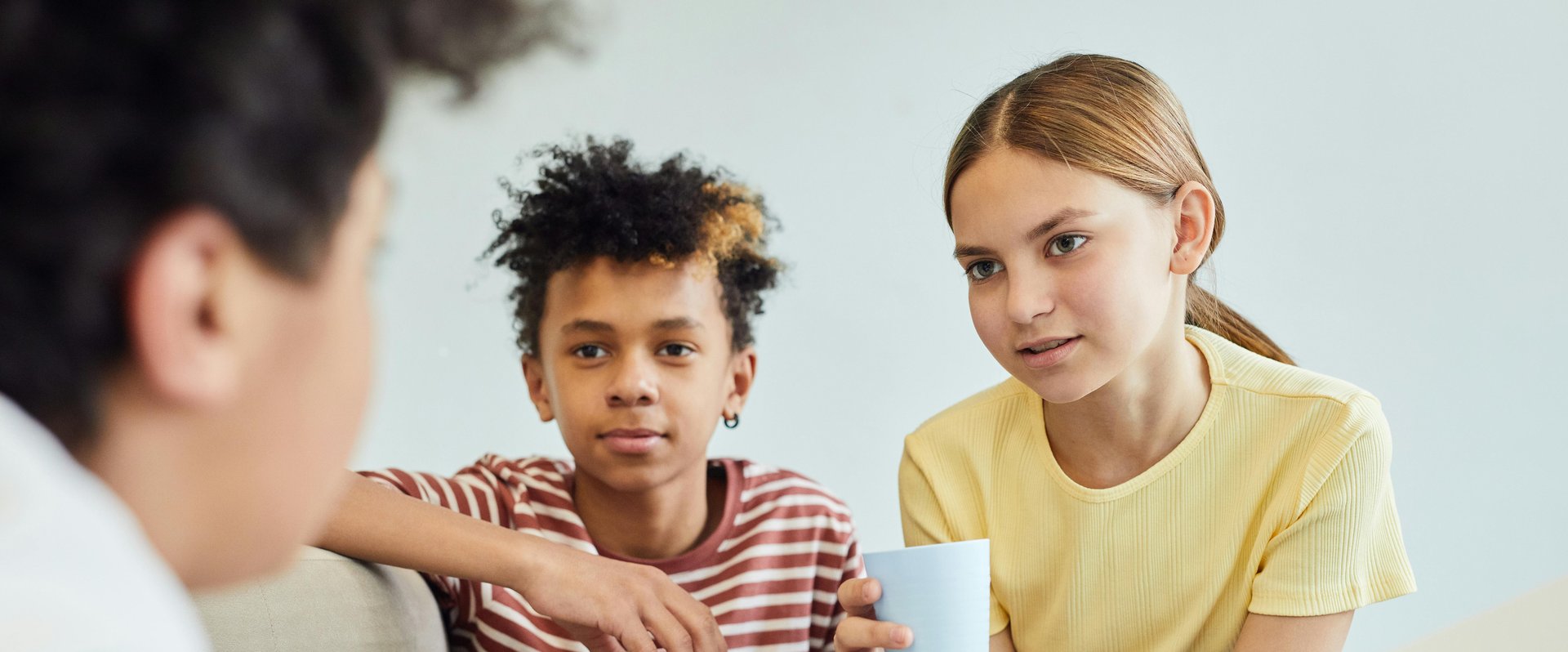 Zwei Kinder unterhalten sich mit jemanden. Foto: Vanessa Loring/Pexels
