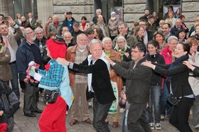 Musikmarathon in der Oldenburger Innenstadt: Die Teilnehmenden machen eine Polonaise. Foto: Hergen Griesbach/CeWe Color