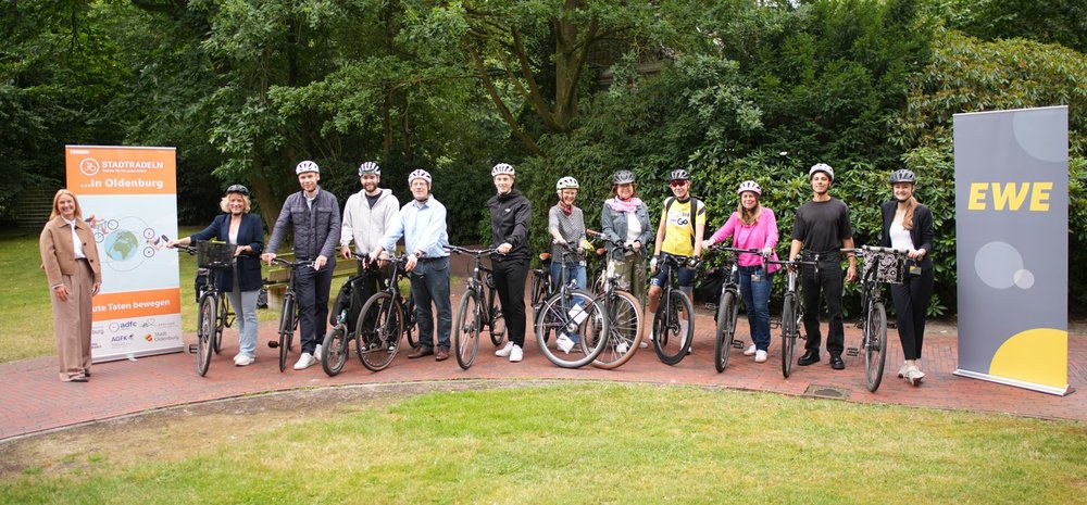 (von links): Vera Weidemann, Vorständin Personal und Recht EWE AG, und ein Teil des EWE-STADTRADELN-Teams freuen sich auf viele Kilometer zum Erreichen des dritten Etappenziels. Foto: EWE AG