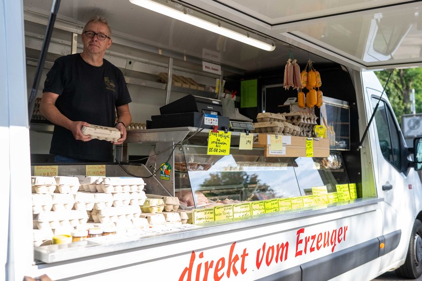 Der Stand mit Geflügel und Eiern auf dem Wochenmarkt in Kreyenbrück. Foto: Sascha Stüber