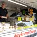 Vorschau: Der Stand mit Geflügel und Eiern auf dem Wochenmarkt in Kreyenbrück. Foto: Sascha Stüber