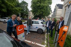 (von links): Klaus Göckler (Geschäftsführer cambio GmbH), Neele Klarmann (EWE GO GmbH), Finn Uffmann (all to drive GmbH), Karsten Everth (Fachdienst Mobilität), Dr. Norbert Korallus (Amtsleiter Klimaschutz und Mobilität), Philipp Buerfeind (all to drive GmbH), Peggy Bergmann (Energiegenossenschaft Olegeno e.G.), Carola Pietsch (Fachdienstleiterin Mobilität) und Jan-Martin Lichte (Energiegenossenschaft Olegeno e.G.). Foto: Sascha Stüber