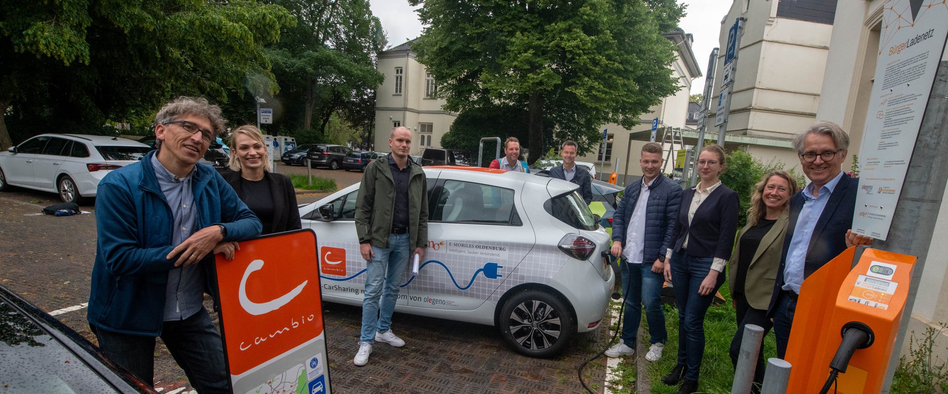 (von links): Klaus Göckler (Geschäftsführer cambio GmbH), Neele Klarmann (EWE GO GmbH), Finn Uffmann (all to drive GmbH), Karsten Everth (Fachdienst Mobilität), Dr. Norbert Korallus (Amtsleiter Klimaschutz und Mobilität), Philipp Buerfeind (all to drive GmbH), Peggy Bergmann (Energiegenossenschaft Olegeno e.G.), Carola Pietsch (Fachdienstleiterin Mobilität) und Jan-Martin Lichte (Energiegenossenschaft Olegeno e.G.). Foto: Sascha Stüber
