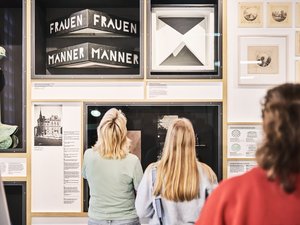 Besuchende in der Dauerausstellung im SMO. Foto: Caspar Sessler Besuchende in der Dauerausstellung im SMO. Foto: Caspar Sessler
