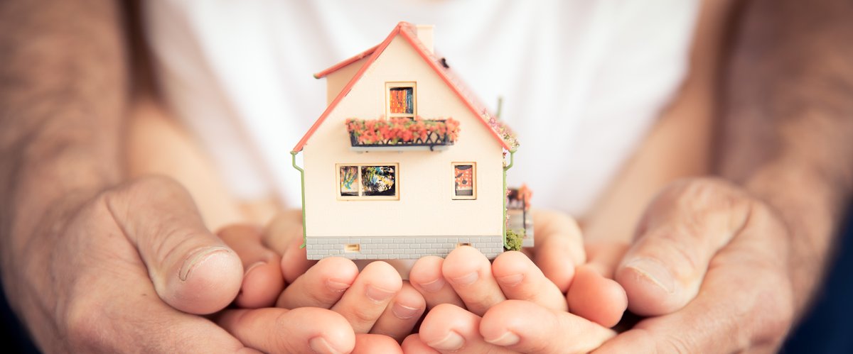 Sechs Hände halten ein Haus. Foto: Sunny Studio/Fotolia