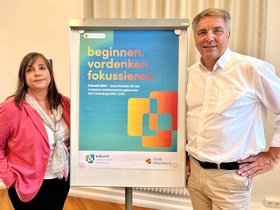 Blicken in die „Zukunft 2050“: Oberbürgermeister Jürgen Krogmann und Stadtbaurätin Christine-Petra Schacht. Foto: Stadt Oldenburg Blicken in die „Zukunft 2050“: Oberbürgermeister Jürgen Krogmann und Stadtbaurätin Christine-Petra Schacht. Foto: Stadt Oldenburg