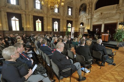 Gäste hören der Dankesrede von Dr. Scherbakowa zu. Foto: Peter Kreier