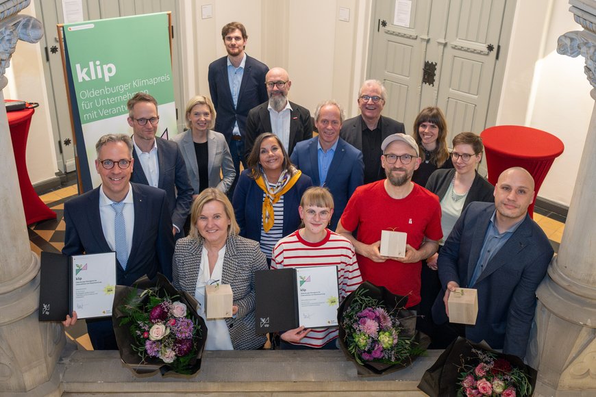 Preisträgerinnen und Preisträger, Jurymitglieder sowie Verantwortliche des klip 26. Foto: Sascha Stüber