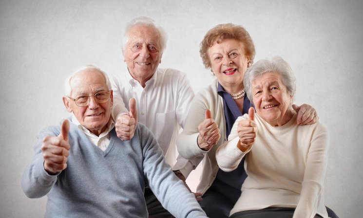 Senioren mit Daumen hoch. Foto: olly/Fotolia