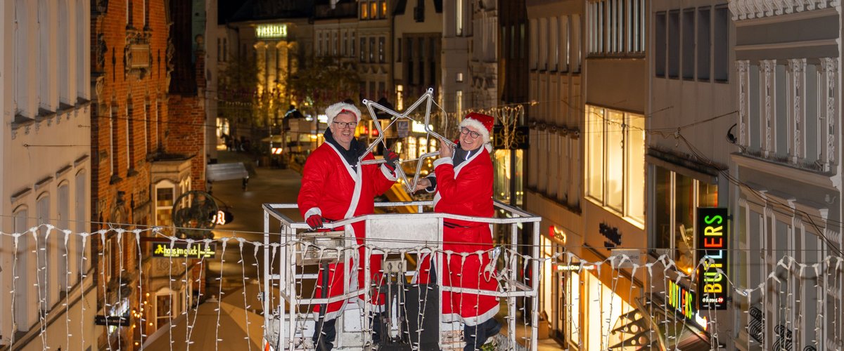 Mitarbeiter der Fachfirma Harders Lichtideen bei der Installation der Weihnachtsbeleuchtung in der Oldenburger Innenstadt. Foto: Sascha Stüber