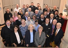 Bürgermeisterin Petra Averbeck (1. Reihe, 2. von links) hat die Besatzung der Korvette OLDENBURG im Alten Rathaus empfangen. Foto: Sascha Stüber