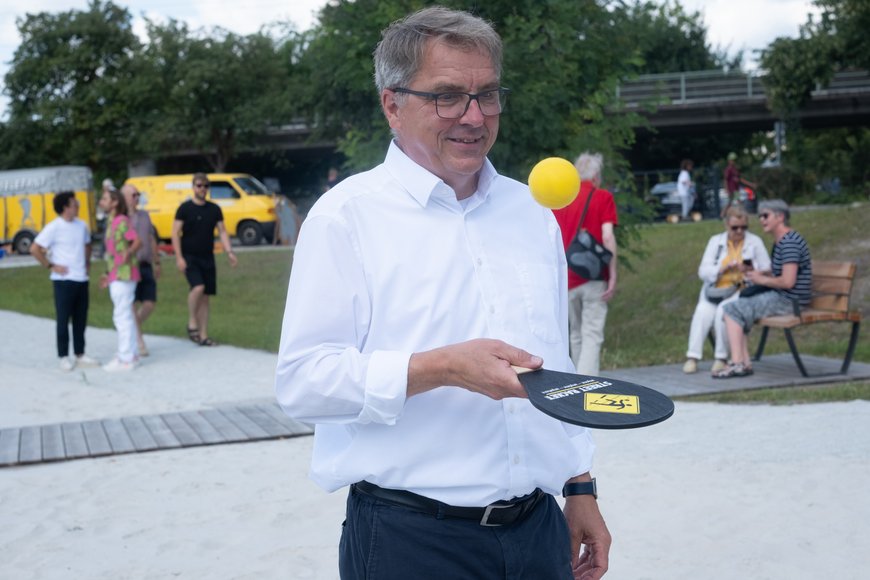 Oberbürgermeister Jürgen Krogmann mit Schläger und Ball. Foto: Sascha Stüber