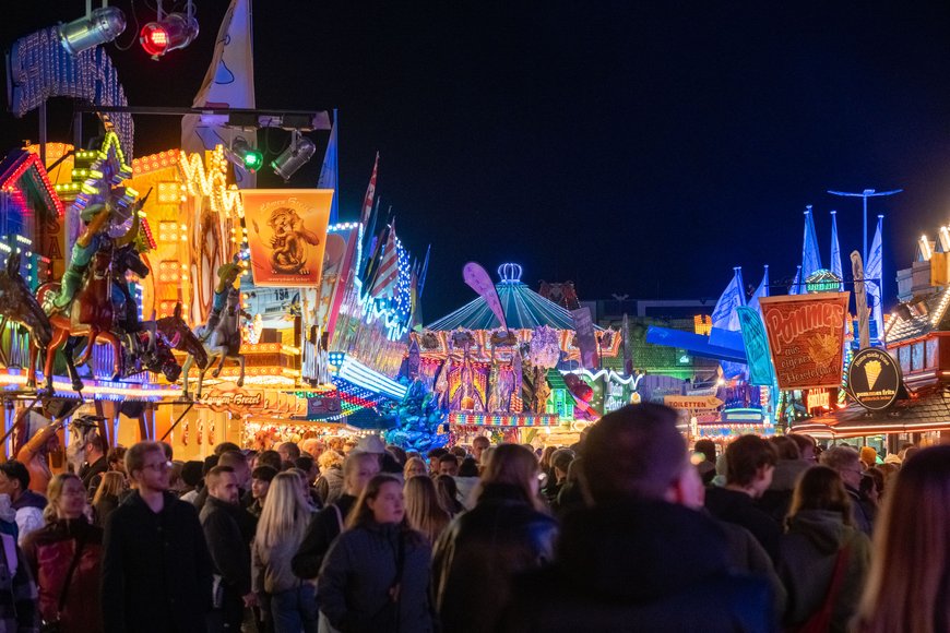 Blick über den Kramermarkt 2025 in Richtung Wellenflug. Foto: Sascha Stüber