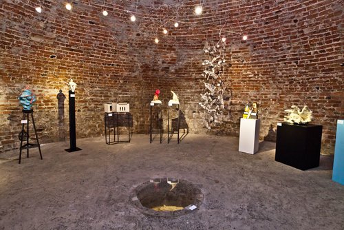 Blick in die Ausstellung „25 Jahre Förderpreis Keramik im Pulverturm“, Foto: Gerlinde Domininghaus