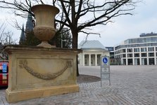 "Blickpunktvase" vor dem Schloss.